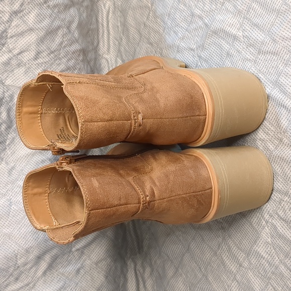 Universal Thread Katrina Platform Boots in tan.  - Picture 6 of 16